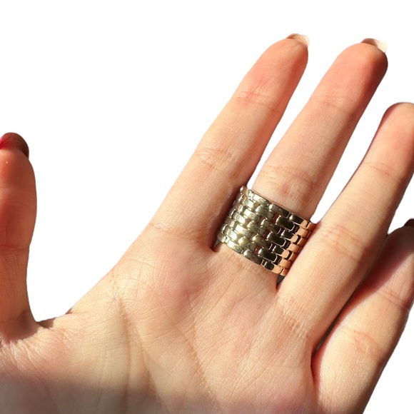 ✨💖 Ann Taylor Fashion Patterned Gold Ring Size 8 and Stretchable 💖✨ - Picture 6 of 7